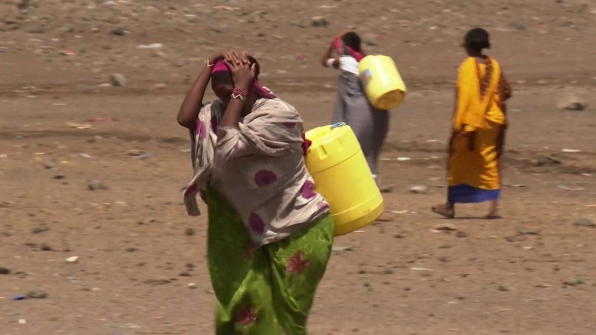 Frauen mit Wasserkanister in Afrika