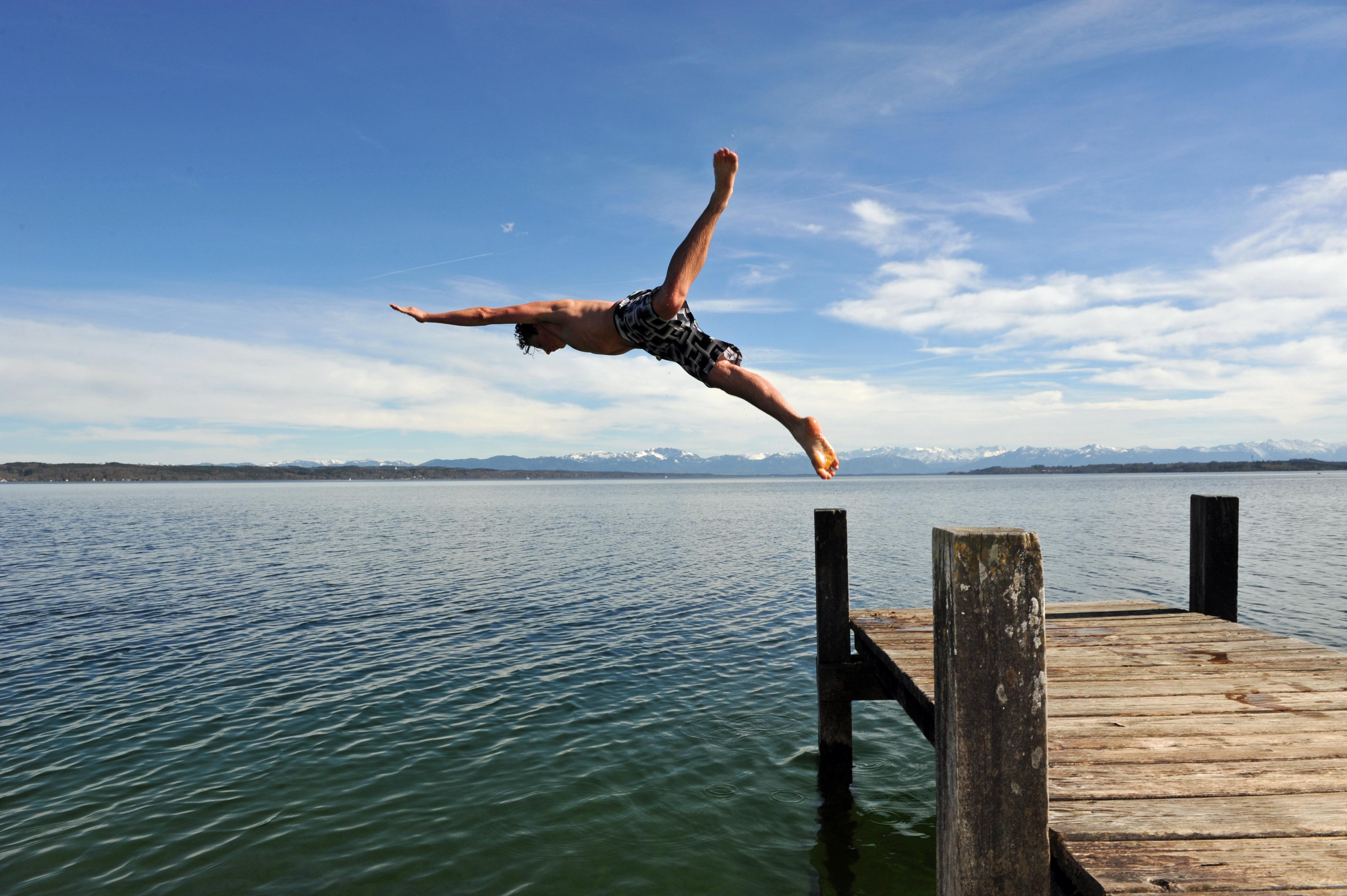 Archivbild: Mann springt von einem Steg in den Starnberger See