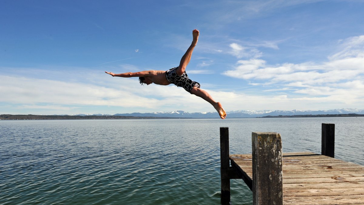 Archivbild: Mann springt von einem Steg in den Starnberger See