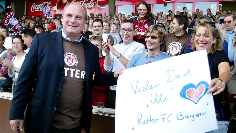 FC-Bayern-Manager Uli Hoeneß als RETTER des FC St. Pauli | Bild: picture alliance / firo | firo FC-Bayern-Manager Uli Hoeneß als RETTER des FC St. Pauli