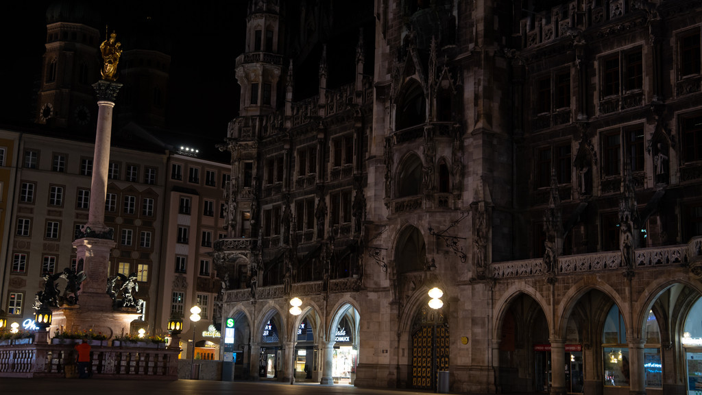 Das Rathaus in München und die Münchner Frauenkirche sind bei Nacht zu sehen. Sie werden nicht künstlich beleuchtet. Das Foto ist zur Earth Hour im Jahr 2020 aufgenommen worden. Bei der Earth Hour wird eine Stunde lang die künstliche Beleuchtung als Zeichen für Umwelt- und Klimaschutz ausgeschaltet. 