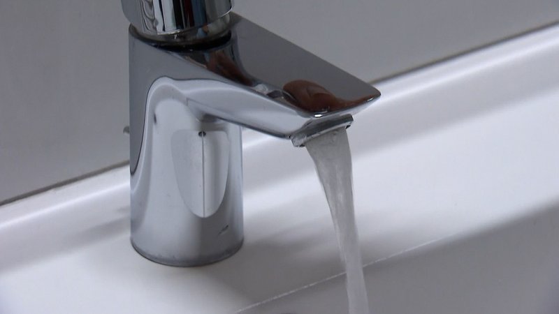 Aus einem Wasserhahn läuft TRinkwasser. | Bild: BR Aus einem Wasserhahn läuft TRinkwasser.
