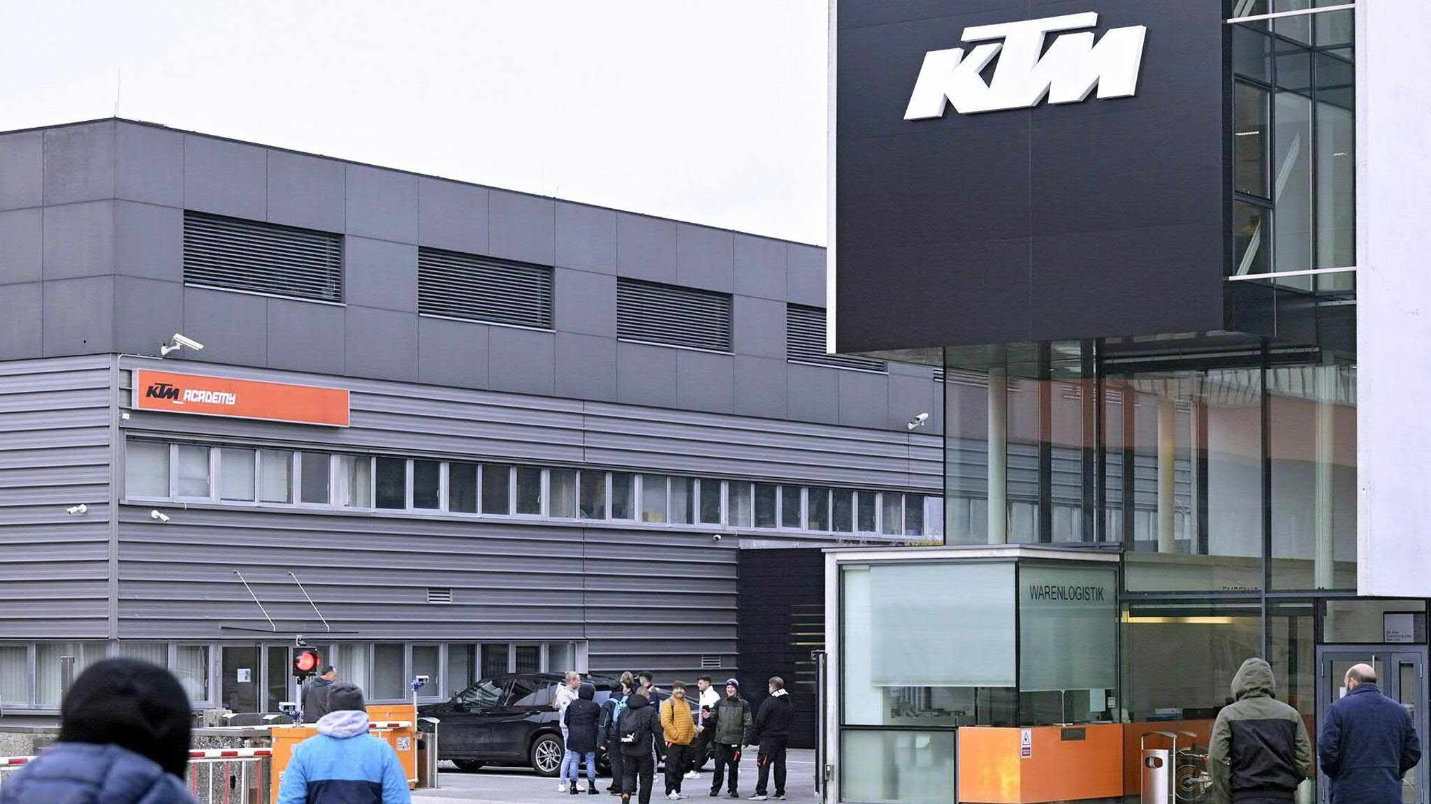 Auf dem KTM Werksgelände in Mattighofen stehen mehrere Mitarbeiter 