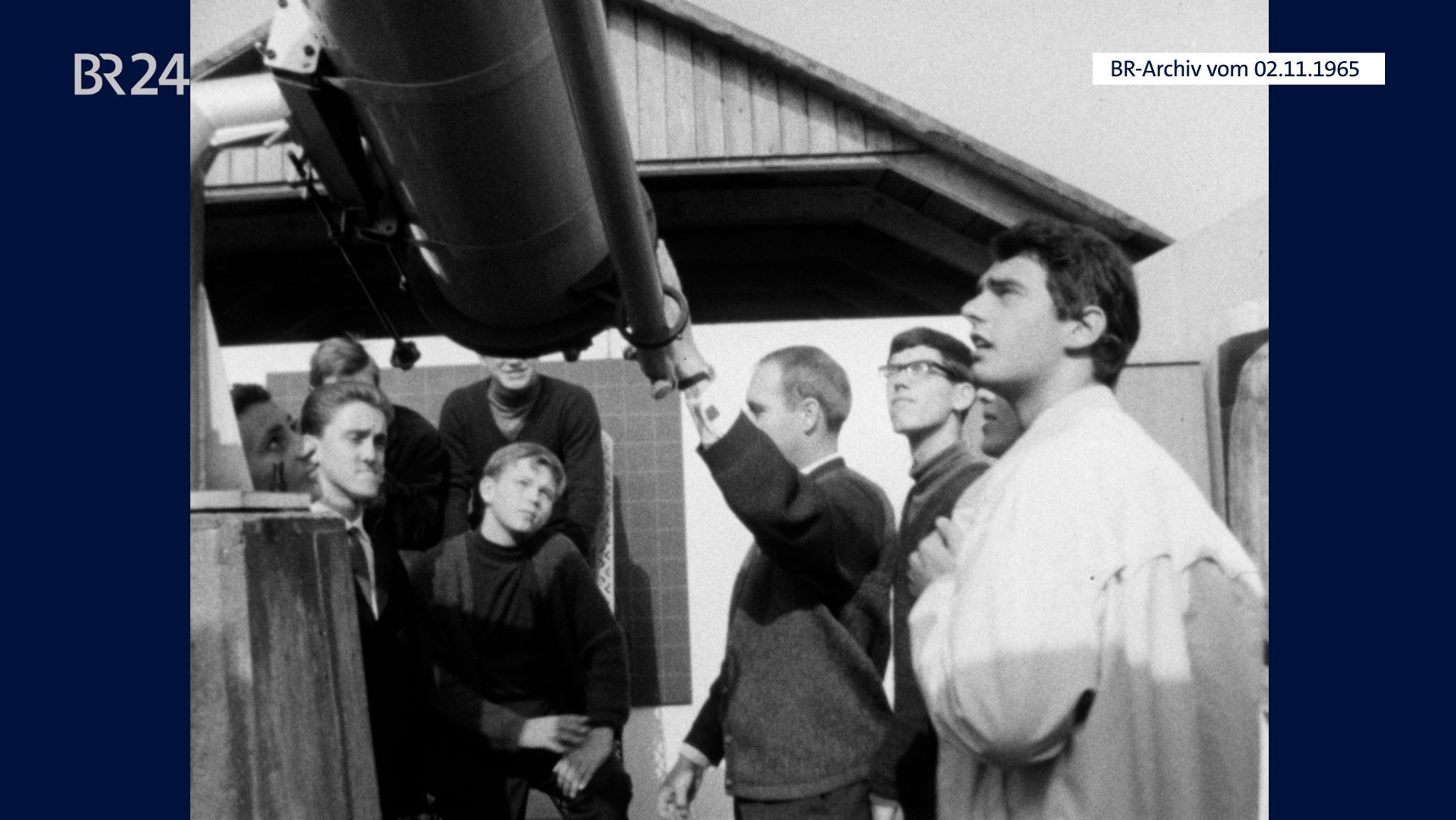 Schüler beim Blick durch ein Teleskop