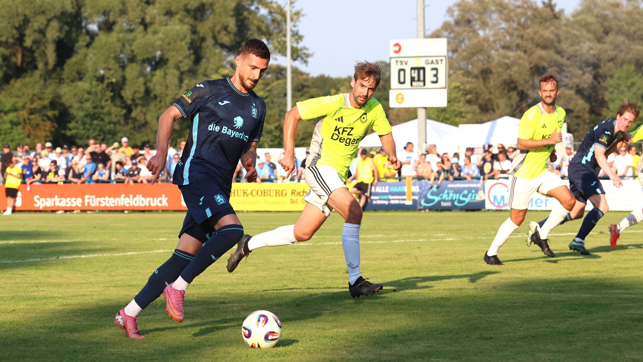 TSV 1860 München Maximilian Wolfram (TSV 1860 München) mit Ball im Angriff