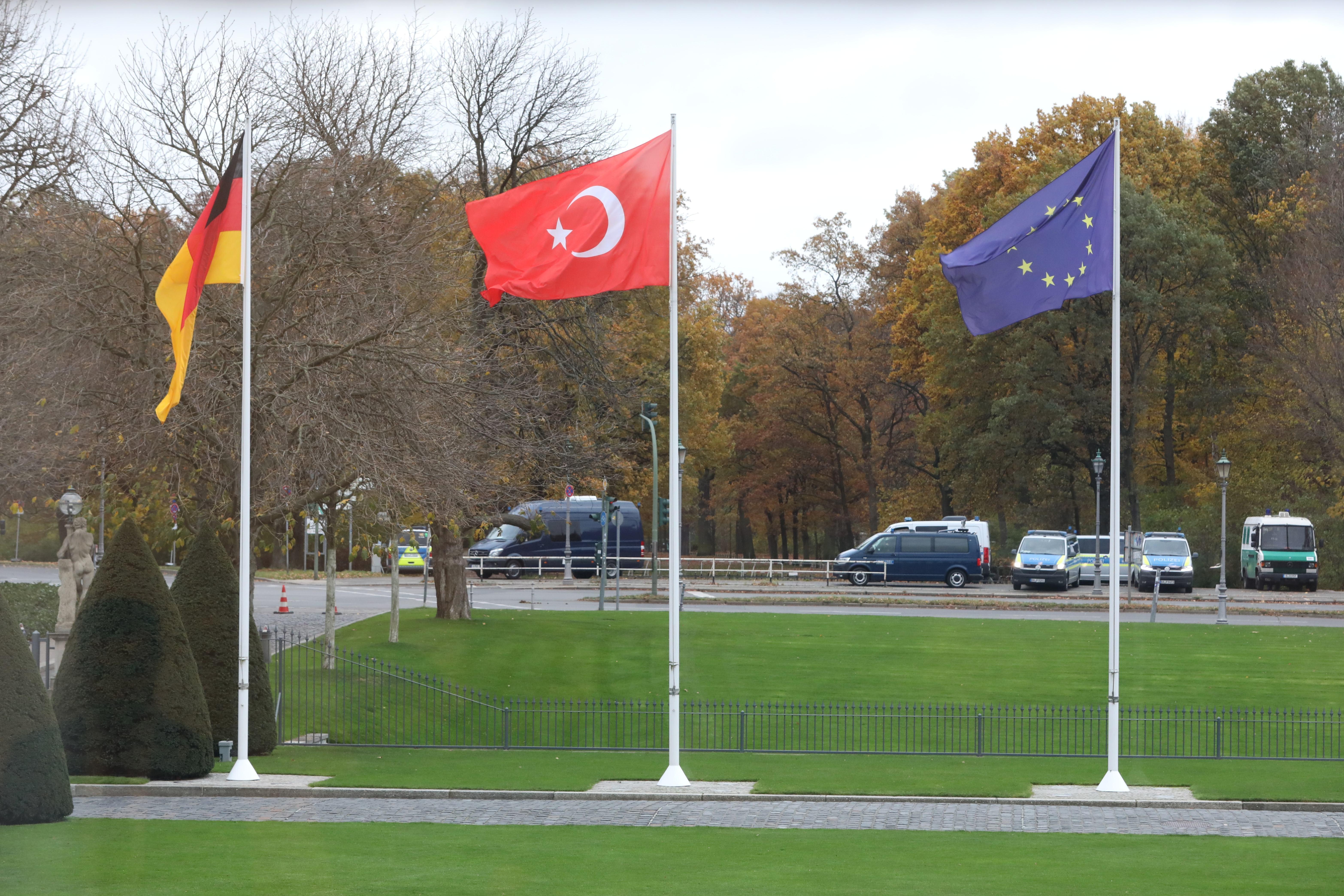 17.11.2023, Fahnen von Deutschland, der Türkei und der Europäischen Union anlässlich des Treffens des türkischen Präsidenten Recep Tayyip Erdogan mit seinem deutschen Amtskollegen Frank-Walter Steinmeier im Schloss Bellevue