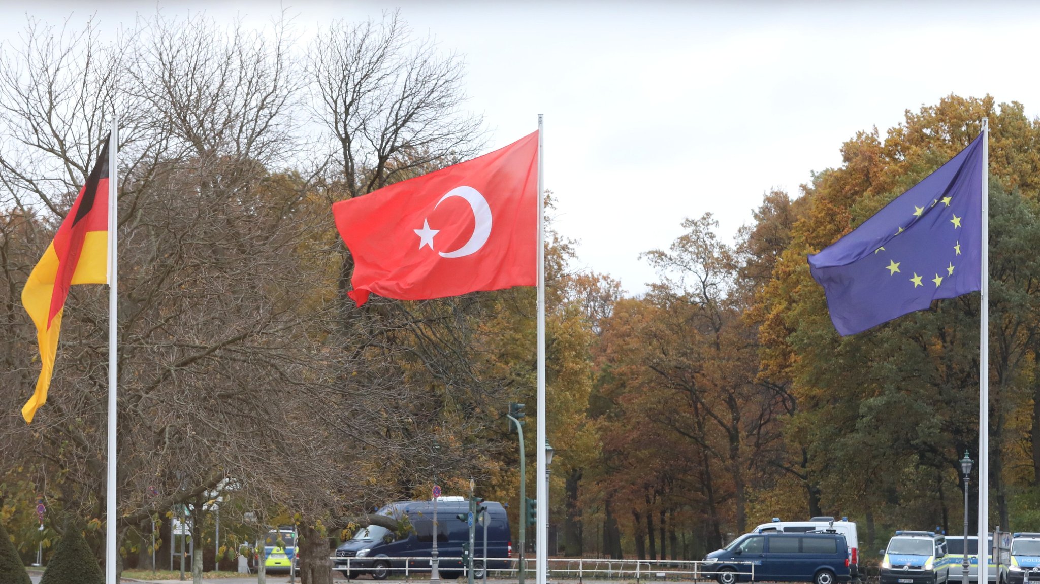 17.11.2023, Fahnen von Deutschland, der Türkei und der Europäischen Union anlässlich des Treffens des türkischen Präsidenten Recep Tayyip Erdogan mit seinem deutschen Amtskollegen Frank-Walter Steinmeier im Schloss Bellevue