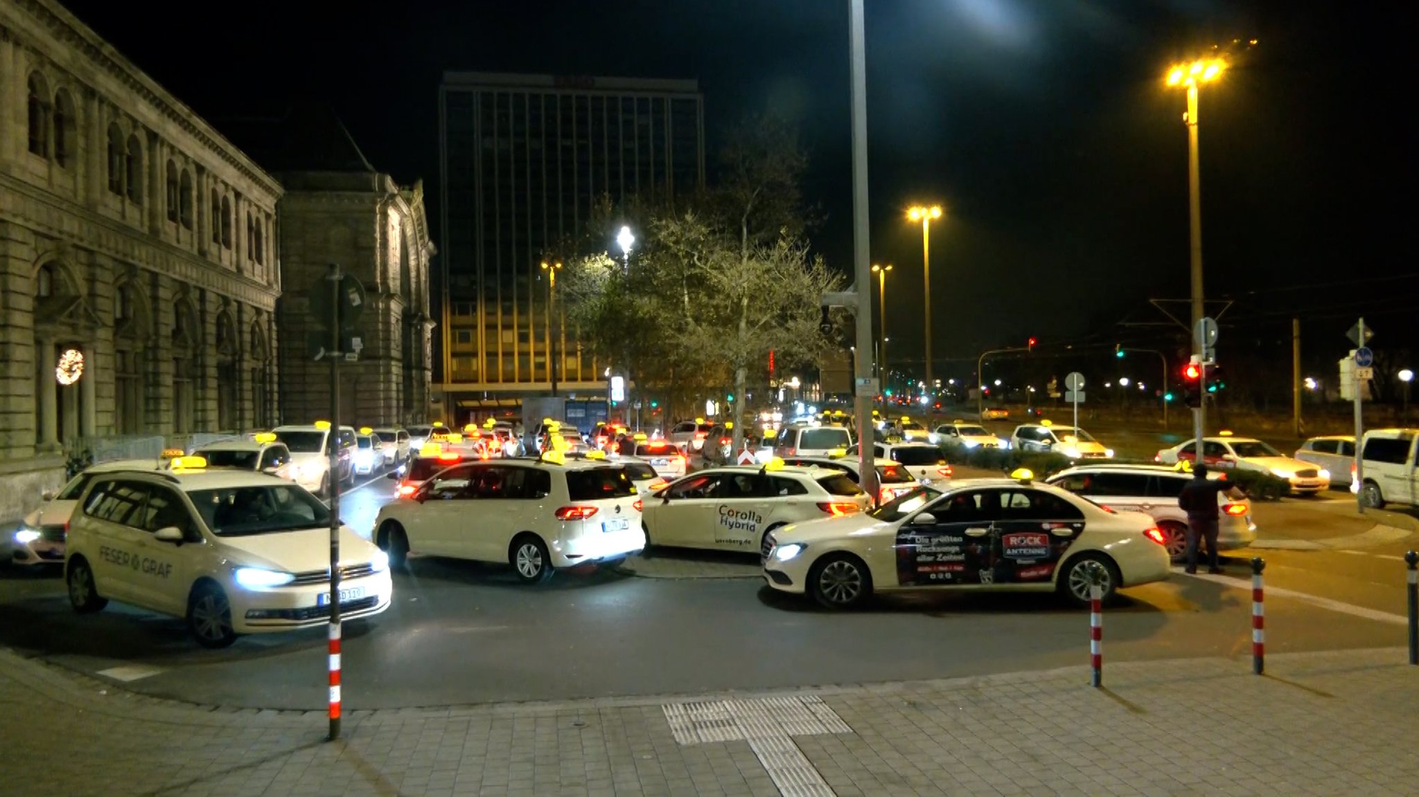 Bahnhofsvorplatz mit Taxis