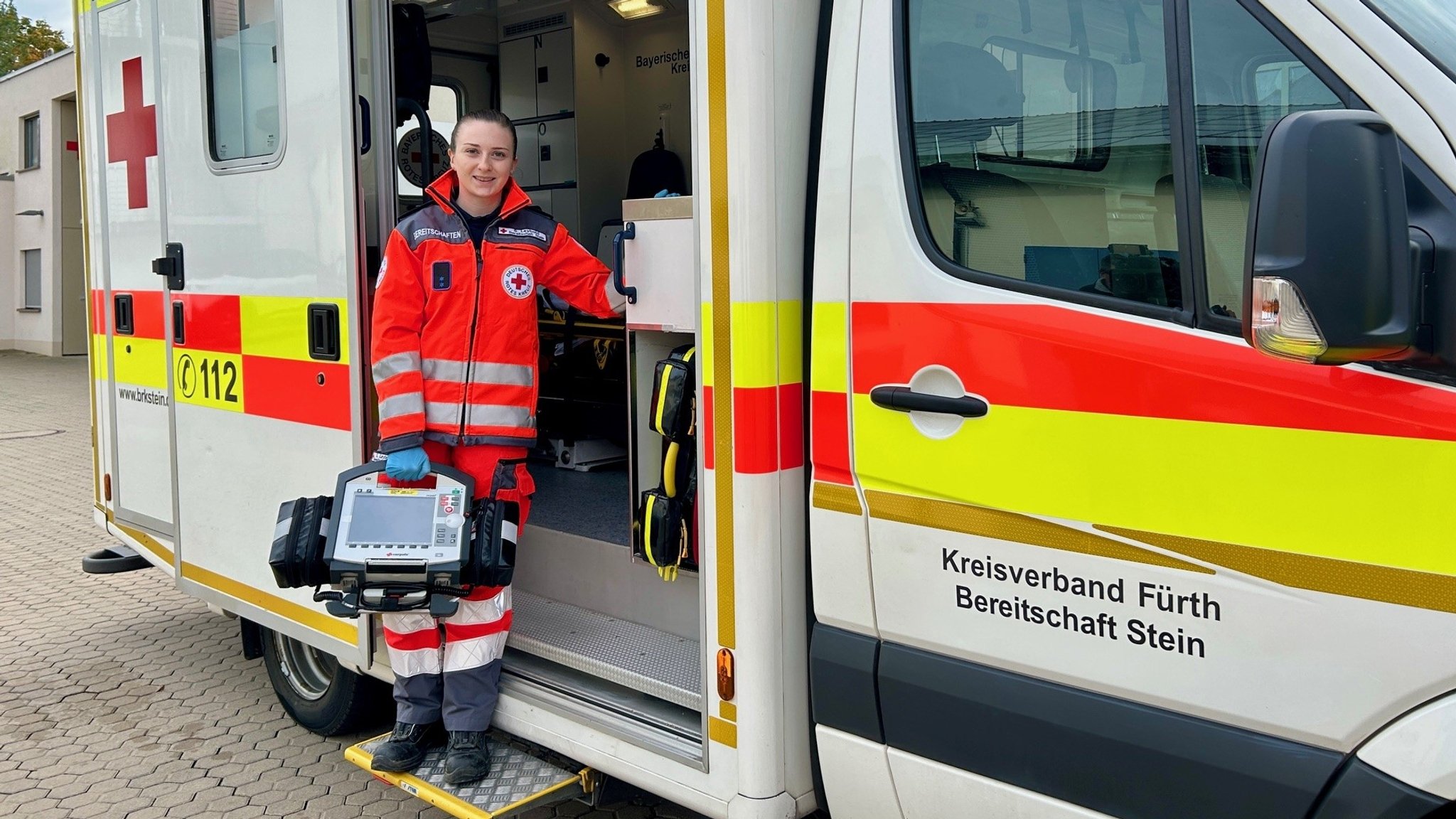 Stefanie Leybold vor einem Rettungswagen