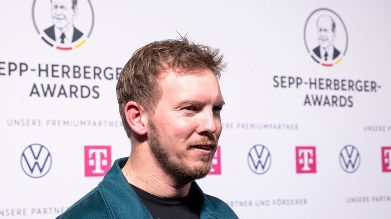 Julian Nagelsmann, Bundestrainer der Deutschen Fußball-Nationalmannschaft der Männer, kommt zur Preisverleihung der Sepp-Herberger-Awards. | Bild: picture alliance/dpa | Michael Matthey Julian Nagelsmann, Bundestrainer der Deutschen Fußball-Nationalmannschaft der Männer, kommt zur Preisverleihung der Sepp-Herberger-Awards.