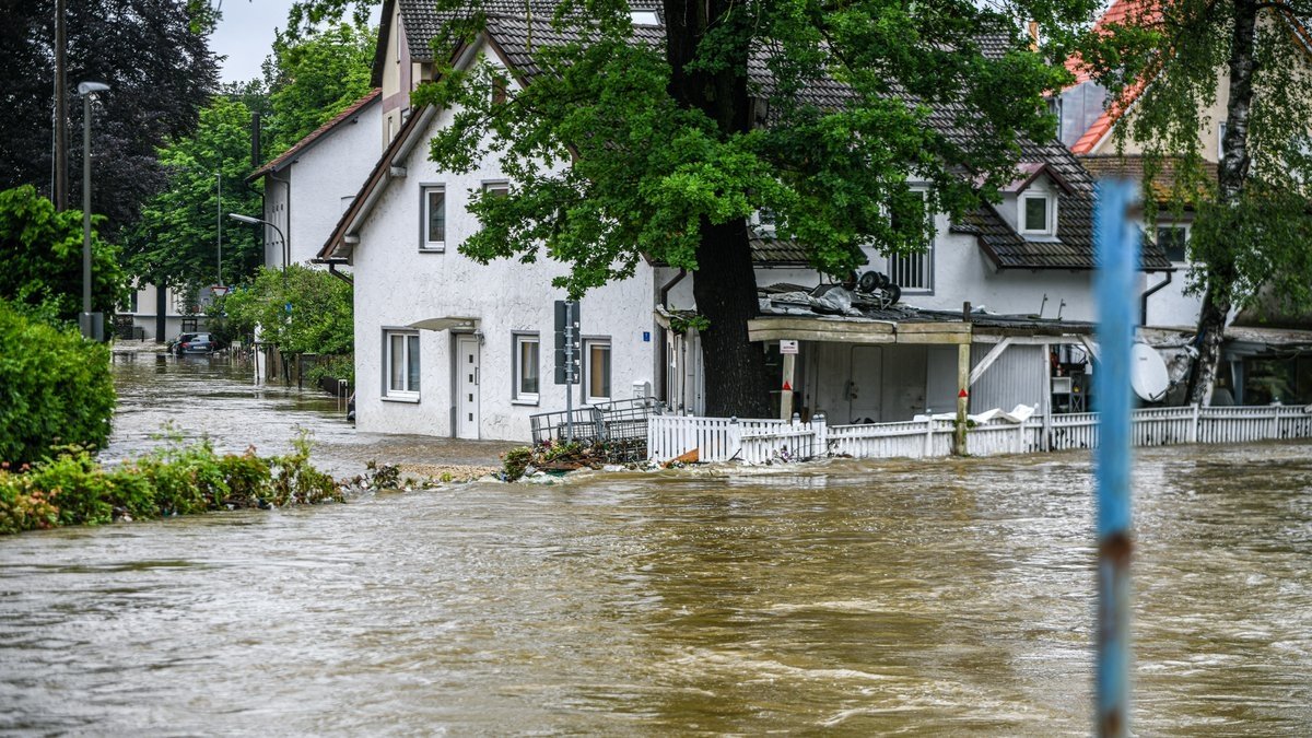Durch das Hochwasser wurde eine Straße in Schrobenhausen im Landkreis Neuburg-Schrobenhausen überschwemmt.