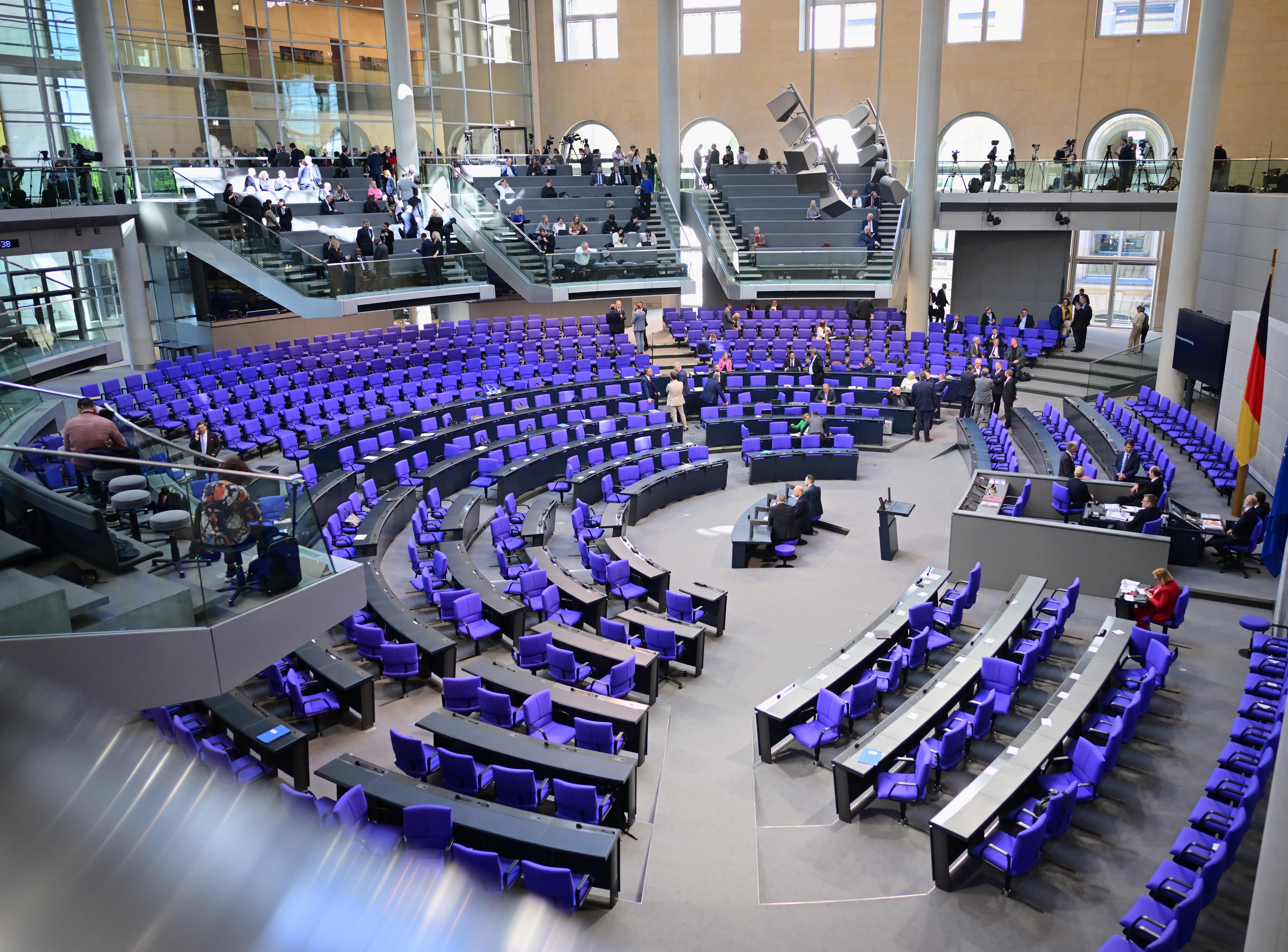 Der bis auf einige Abgeordnete der AfD und Angehörige des Präsidiums leere Plenarsaal nach dem verlorenen ersten Wahlgang der Kanzlerwahl.