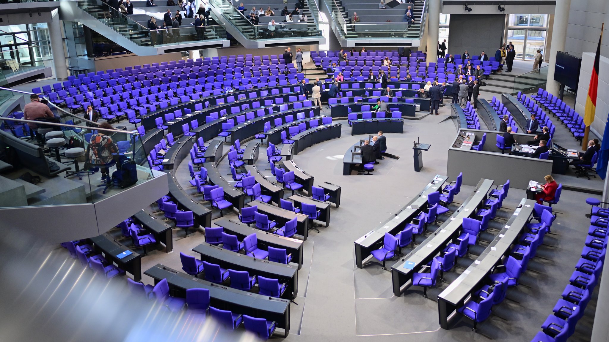 Der bis auf einige Abgeordnete der AfD und Angehörige des Präsidiums leere Plenarsaal nach dem verlorenen ersten Wahlgang der Kanzlerwahl.
