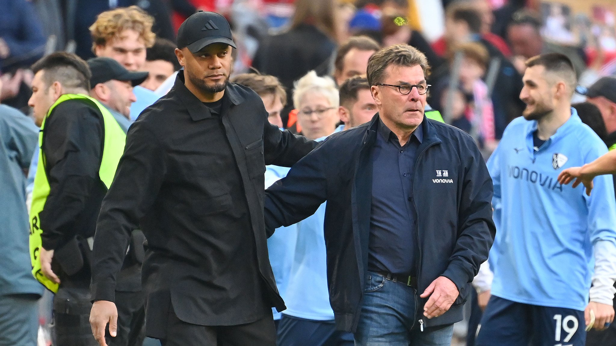 Die Fußball-Trainer Vincent Kompany (FC Bayern) und Dieter Hecking (VfL Bochum)