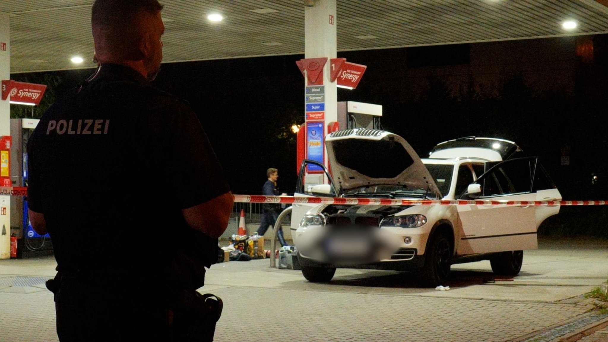 Die Polizei konnte an einer Tankstelle zwei Tatverdächtige festnehmen.