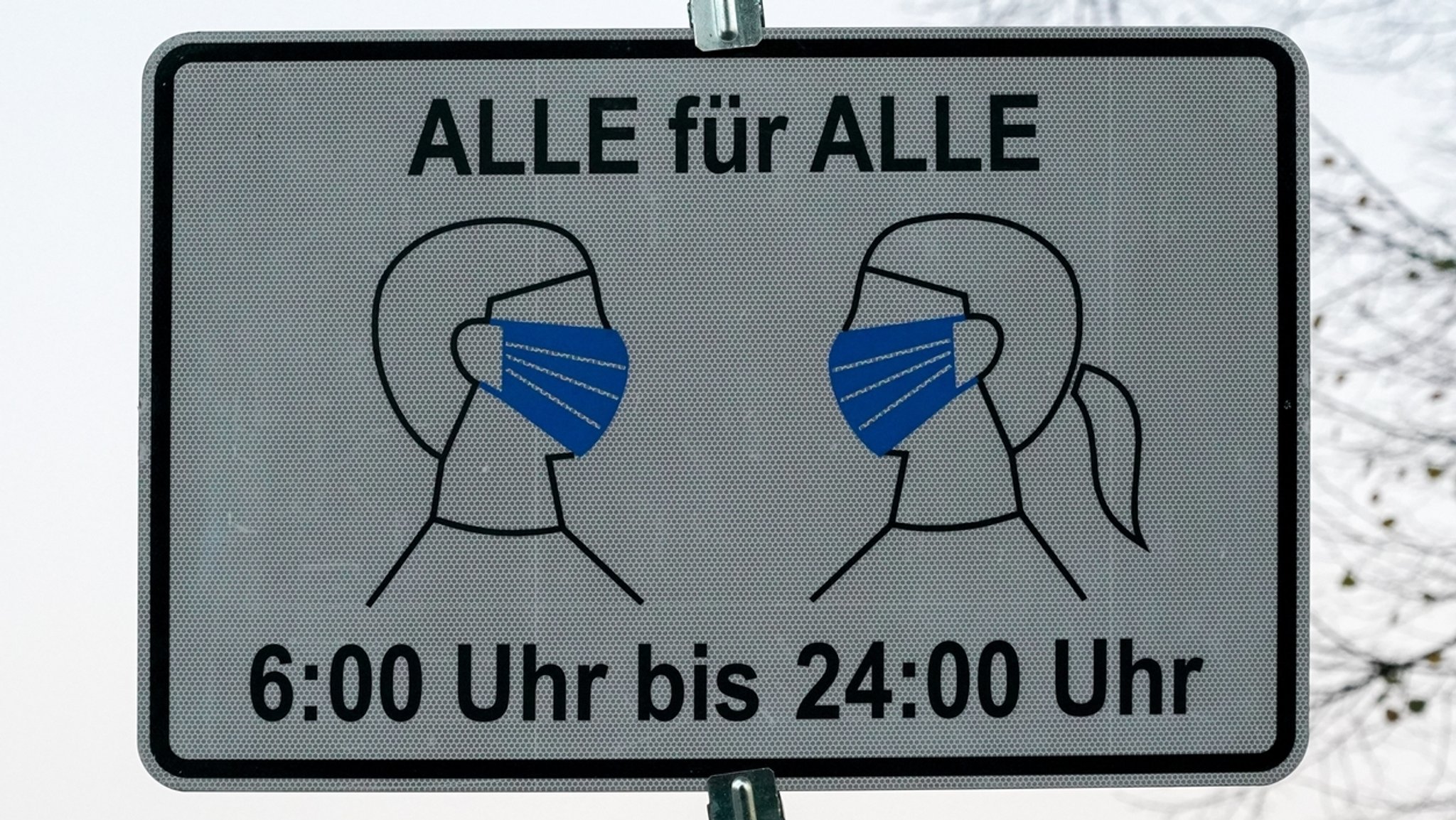 Ein Schild weist auf die Maskenpflicht hin (Symbolbild)