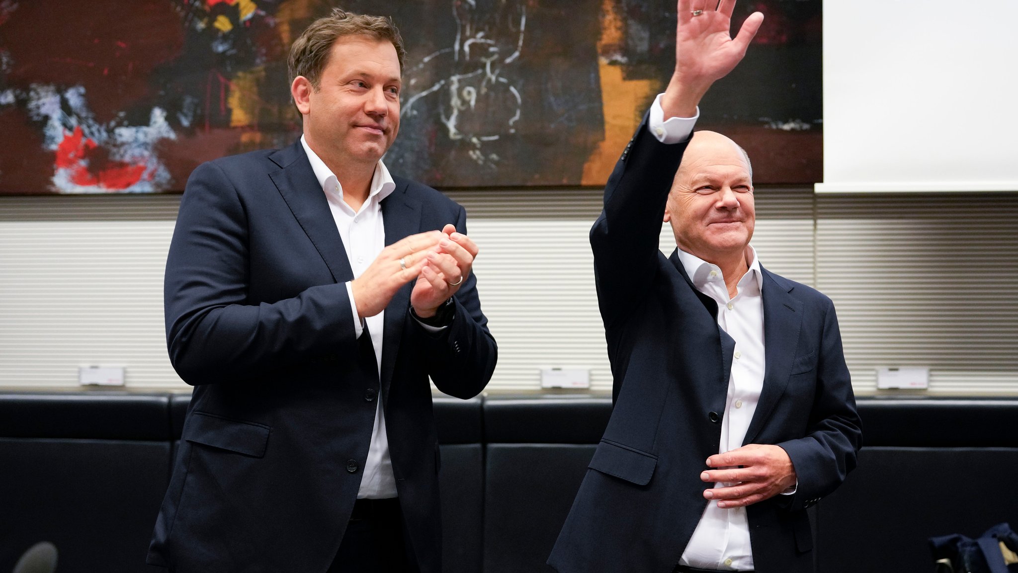 Lars Klingbeil und Olaf Scholz bei der Fraktionssitzung der SPD-Bundestagsfraktion nach dem Ampel-Aus im Reichstagsgebäude. | Bild: picture alliance / Geisler-Fotopress | Bernd Elmenthaler/Geisler-Fotopr Lars Klingbeil und Olaf Scholz bei der Fraktionssitzung der SPD-Bundestagsfraktion nach dem Ampel-Aus im Reichstagsgebäude.