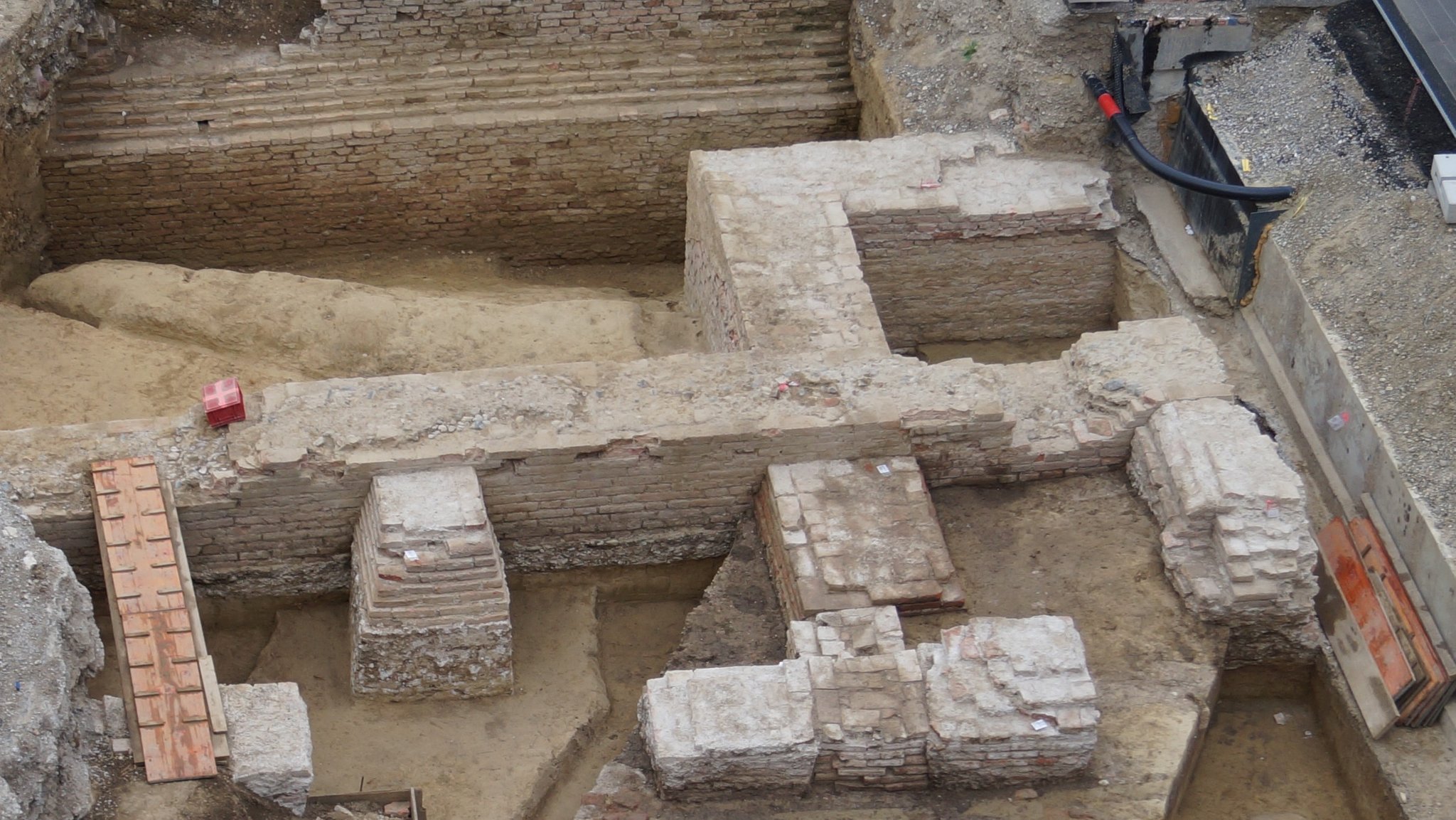 Wehrmauern der spätmittelalterlichen Stadtbefestigung aus dem 13./14. Jahrhundert mit Wehrturm und späterer Wehrgrabenbefestigungsmauer. | Bild: Günther Fleps, Stadtarchäologie Wehrmauern der spätmittelalterlichen Stadtbefestigung aus dem 13./14. Jahrhundert mit Wehrturm und späterer Wehrgrabenbefestigungsmauer.