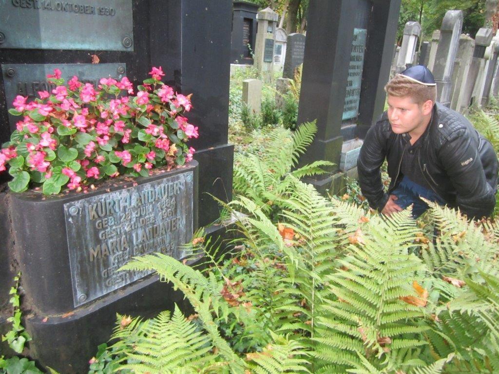 Dean am Grab Kurt Landauers