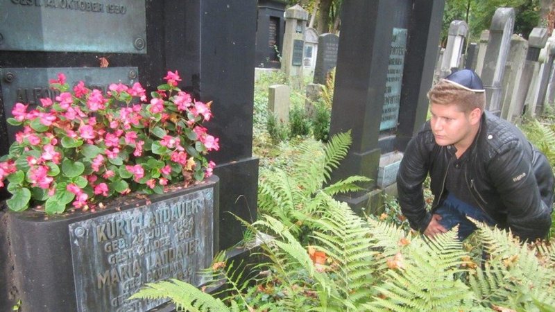 Dean am Grab Kurt Landauers | Bild: BR - Georg Antretter Dean am Grab Kurt Landauers