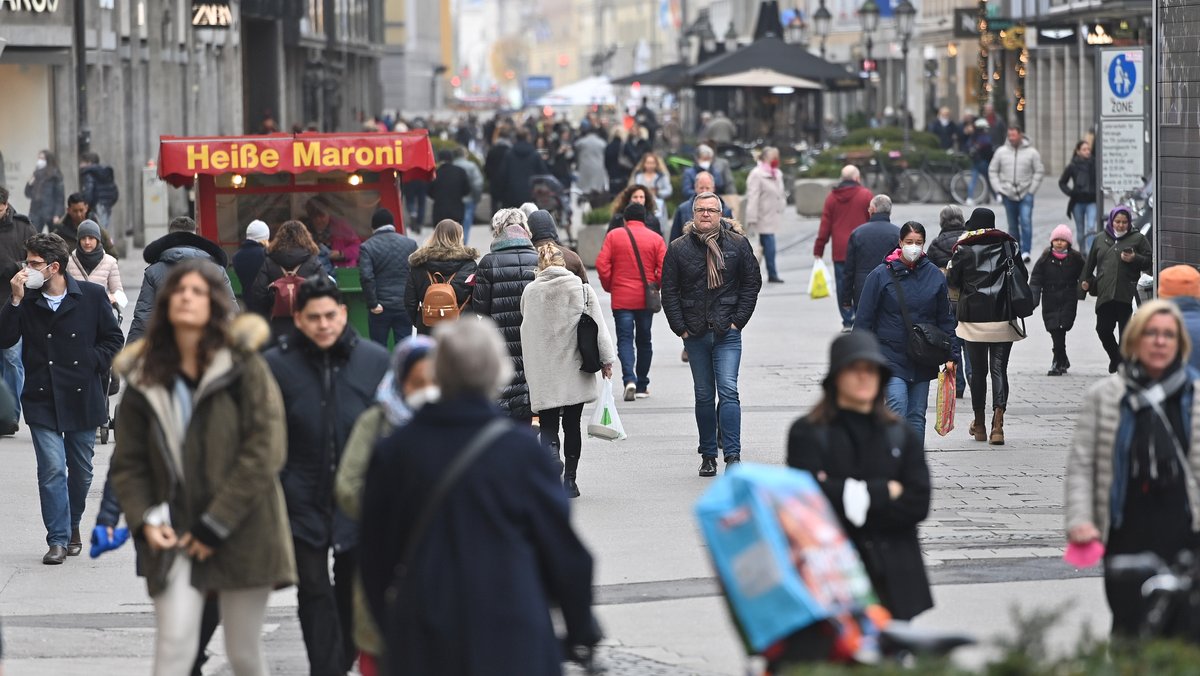 Menschen in der Münchner Fußgängerzone (Symbolbild)