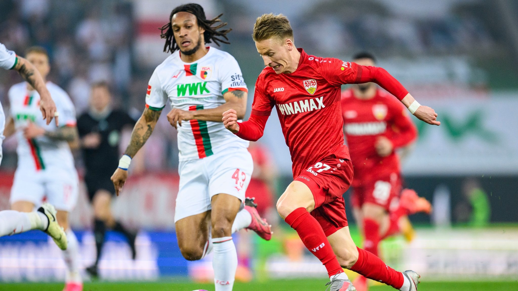 Spielszene FC Augsburg - VfB Stuttgart