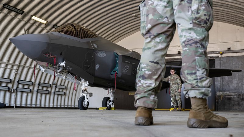 (symbolbild) Ein Kampfflugzeug vom Typ F-35 der US Air Force und US-Soldaten stehen in einem Hangar auf der US-Air Base Spangdahlem in Rheinland-Pfalz (Archivbild vom 14.06.2023). | Bild: picture alliance/dpa | Boris Roessler (symbolbild) Ein Kampfflugzeug vom Typ F-35 der US Air Force und US-Soldaten stehen in einem Hangar auf der US-Air Base Spangdahlem in Rheinland-Pfalz (Archivbild vom 14.06.2023).