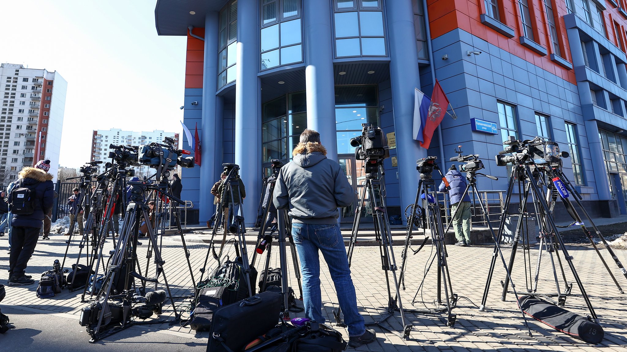 Presse vor dem Gerichtsgebäude in Moskau