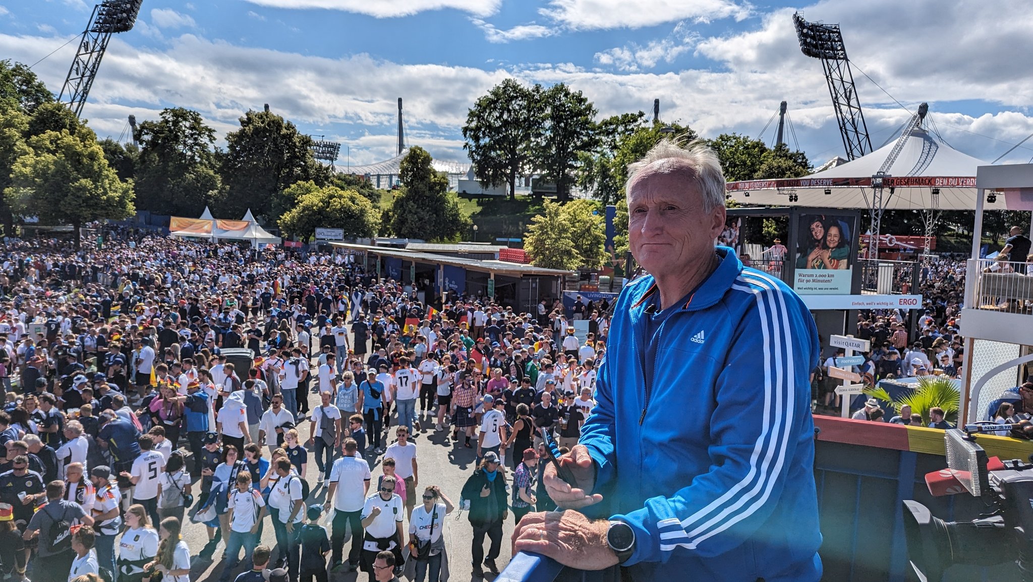 Zu sehen ist Projektleiter Arwed Raab im Vordergrund, im Hintergrund tummeln sich Fußball-Fans in der Fanzone.