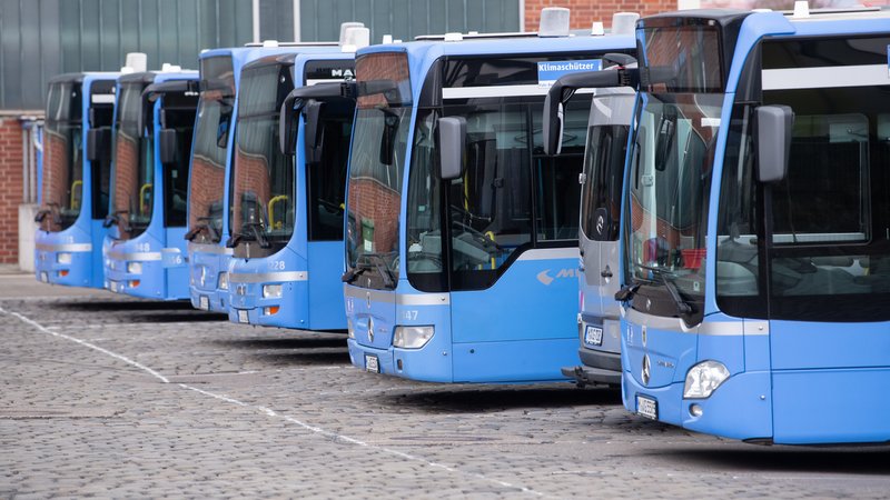 Busse der Münchner Verkehrsgesellschaft (MVG) stehen auf dem Gelände des Busbetriebshof West (Symbolbild).
