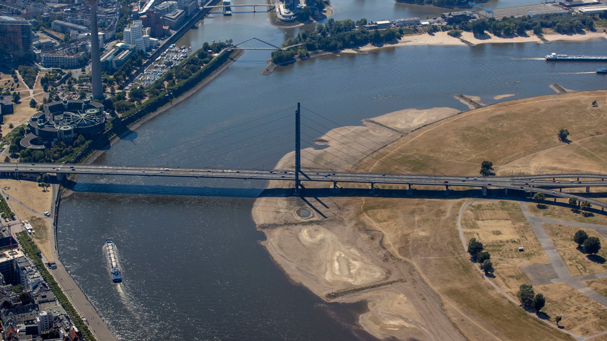 Der Rhein führte wie hier in Düsseldorf in den vergangenen Tagen stellenweise deutlich weniger Wasser als sonst.