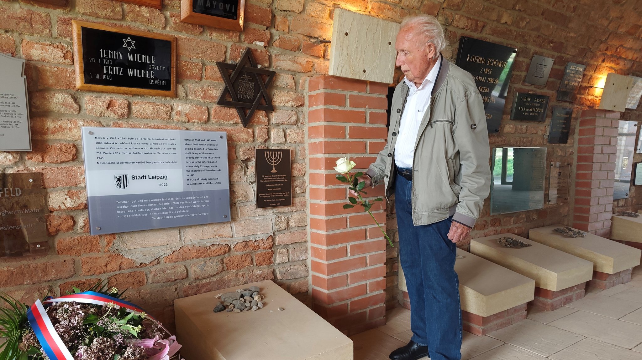Toni Heilmaier legt in der Gedenkstätte Theresienstadt eine Rose neben der Erinnerungstafel für seine jüdische Großmutter Anna Paroubek ab. | Bild: BR / Sandra Demmelhuber Toni Heilmaier legt in der Gedenkstätte Theresienstadt eine Rose neben der Erinnerungstafel für seine jüdische Großmutter Anna Paroubek ab.