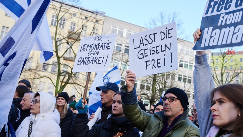 Protestplakate gegen Geiselnahmen und Antisemitismus auf der Demonstration "Jüdisches Leben Berlin".