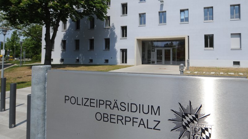 Schild Polizeipräsidium Oberpfalz in Regensburg.