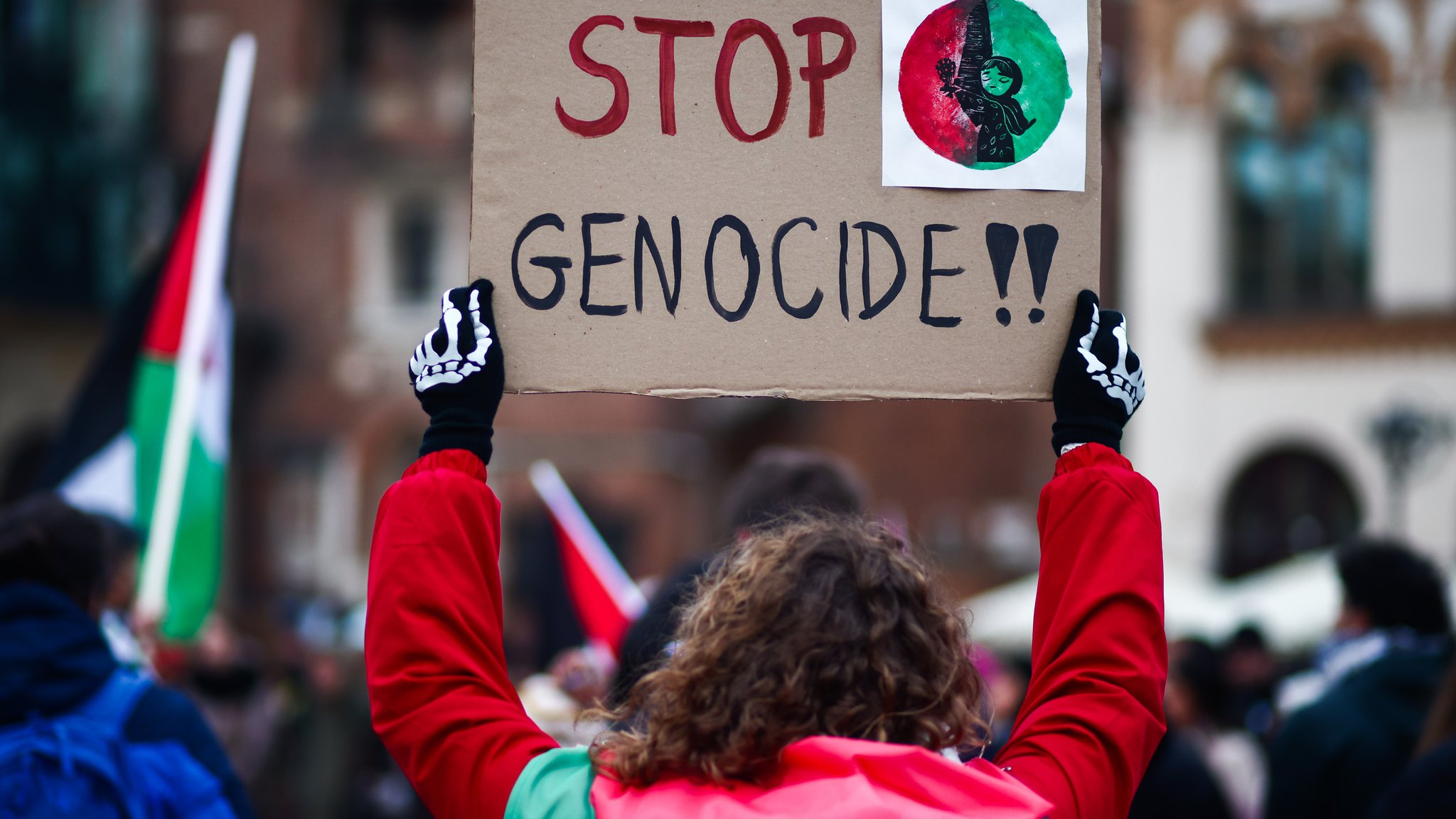 Schild mit der Aufschrift "Stop Genocide" bei einer Pro-Palästina-Demo im polnischen Krakau am 12.11.23