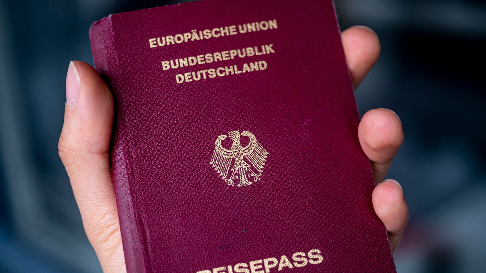 Hürden für Einbürgerung sollen deutlich gesenkt werden | BR24