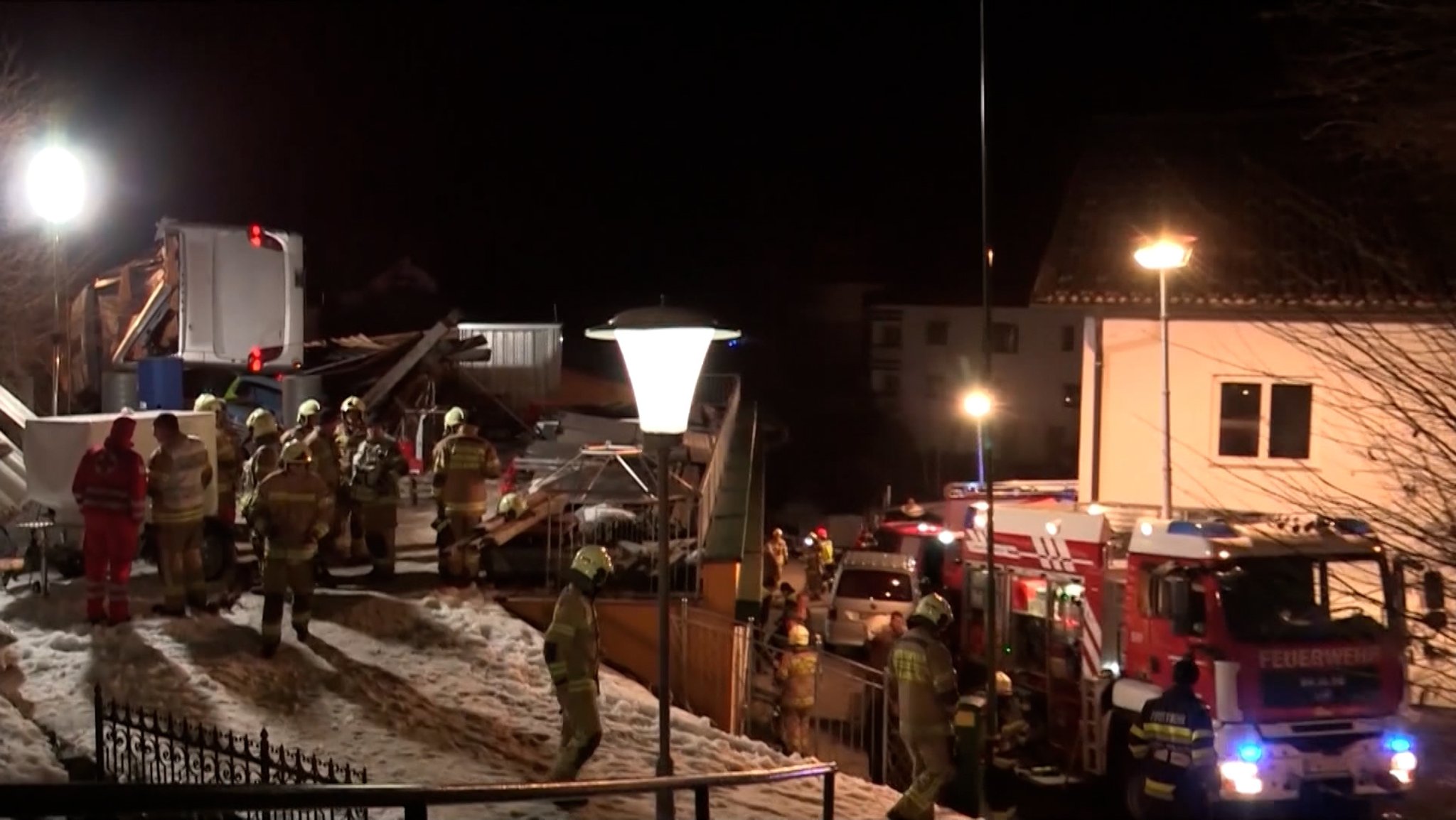 Es war ein Junggesellenabschied mit tödlichem Ausgang. Bei einem Busunglück in Schladming kam der Bräutigam ums Leben. Von den übrigen 31 Insassen wurden viele schwer verletzt. Die Opfer stammen aus dem Markt Triftern. Der ganze Ort ist erschüttert.