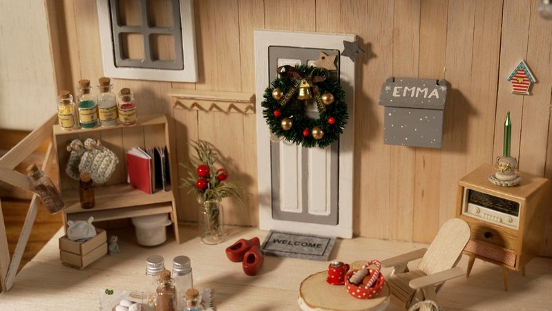 Eine kleine Türe mit winziger Fußmatte, Schuhen und anderen kleinen Gegenständen | Bild: Antje Dechert Eine kleine Türe mit winziger Fußmatte, Schuhen und anderen kleinen Gegenständen