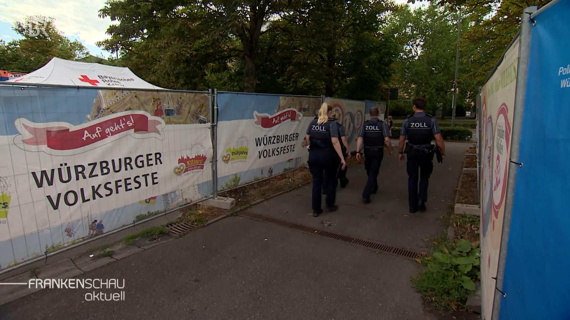 Die Zoll-Beamten auf dem Weg zurück zur Wache.