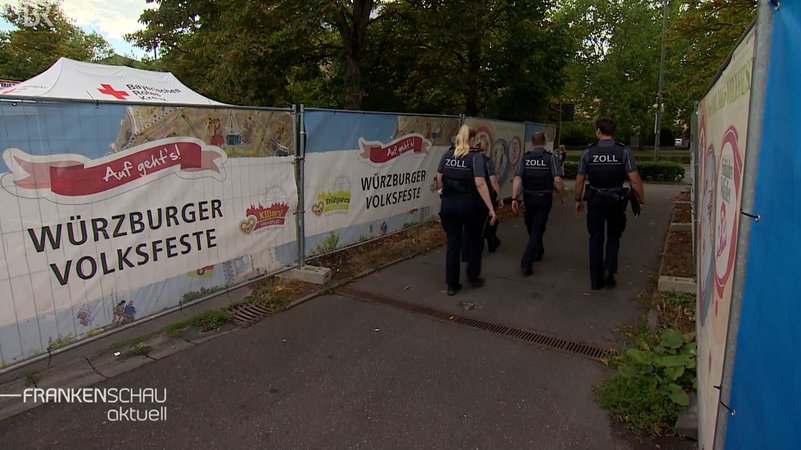 Die Zoll-Beamten auf dem Weg zurück zur Wache. | Bild: BR Die Zoll-Beamten auf dem Weg zurück zur Wache.