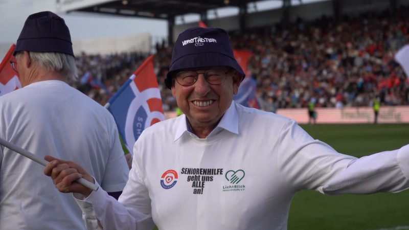 Einlauf-Senioren bei der SpVgg Unterhaching | Bild: picture-alliance/dpa Einlauf-Senioren bei der SpVgg Unterhaching