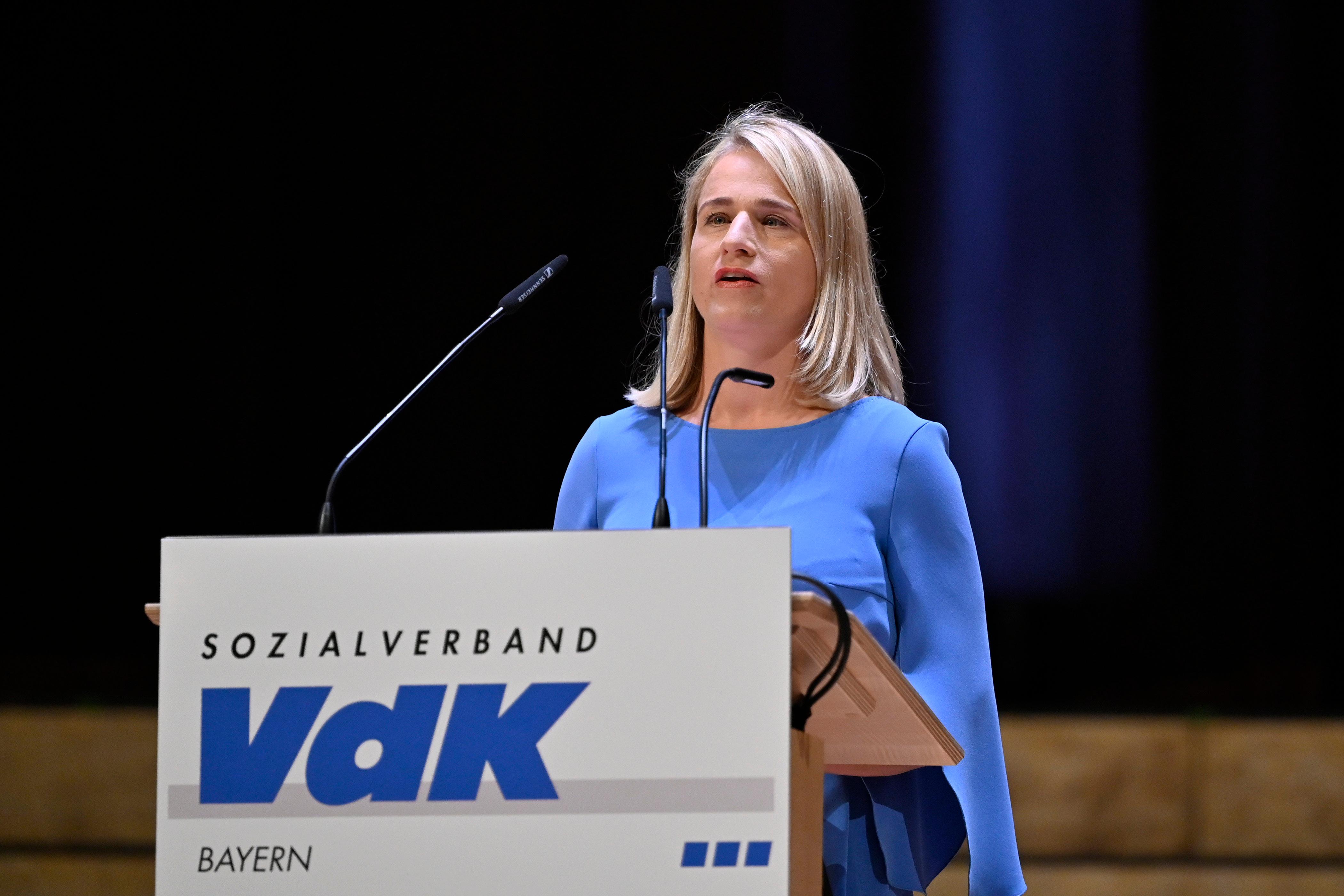 VdK-Präsidentin Verena Bentele spricht in ein Mikrofon