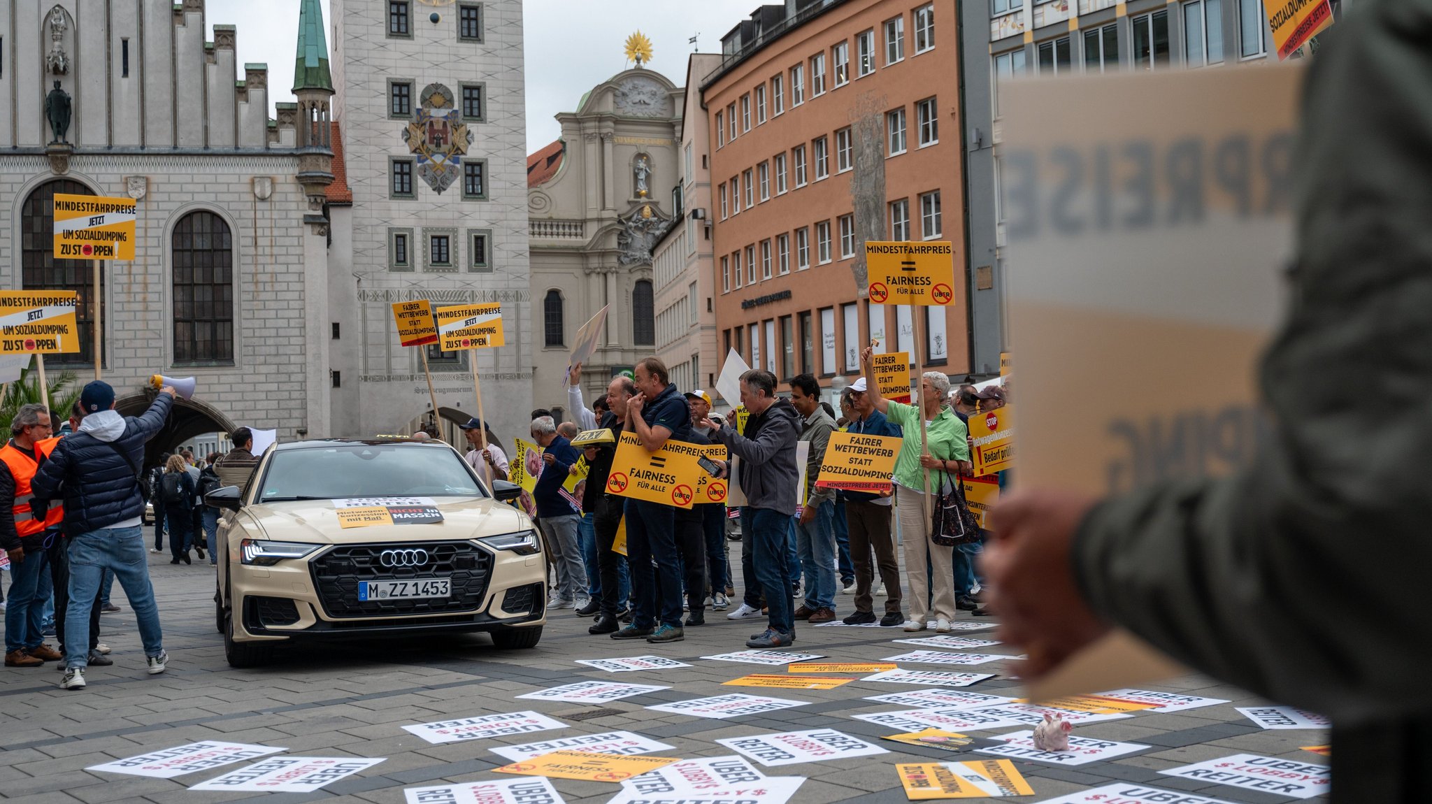 München, 29.7.25: Taxifahrer nehmen an einer Demonstration auf dem Münchner Marienplatz teil.