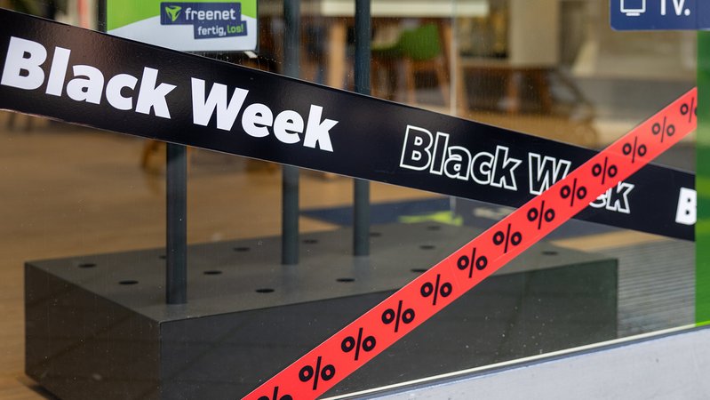 Anlässlich des "Black Friday" werben viele Einzelhandelsgeschäfte mit Rabattangeboten. | Bild: picture-alliance/Eibner-Pressefoto/Ardan Fuessmann Anlässlich des "Black Friday" werben viele Einzelhandelsgeschäfte mit Rabattangeboten.