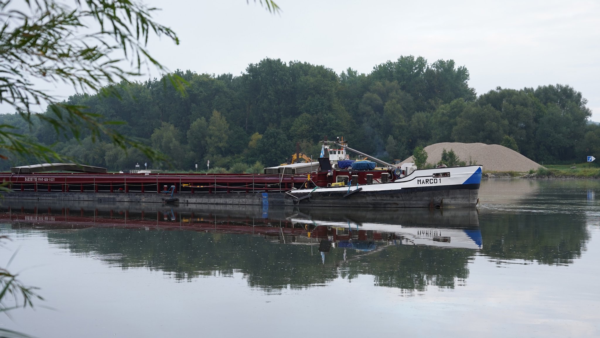 Das havarierte Frachtschiff auf der Donau