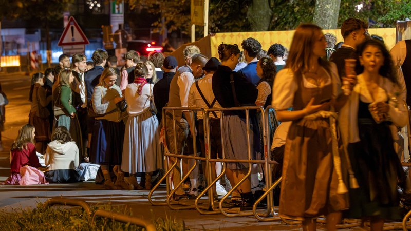 20.09.2025, Bayern, München: Oktoberfestbesucher warten in den frühen Morgenstunden rund um das Festgelände auf den Einlass, der um 9 Uhr Beginnt. Ab dem 20. September heißt es wieder ·Ozapft is· zum Oktoberfest. Foto: Peter Kneffel/dpa +++ dpa-Bildfunk +++ | Bild: dpa-Bildfunk/Peter Kneffel 20.09.2025, Bayern, München: Oktoberfestbesucher warten in den frühen Morgenstunden rund um das Festgelände auf den Einlass, der um 9 Uhr Beginnt. Ab dem 20. September heißt es wieder ·Ozapft is· zum Oktoberfest. Foto: Peter Kneffel/dpa +++ dpa-Bildfunk +++