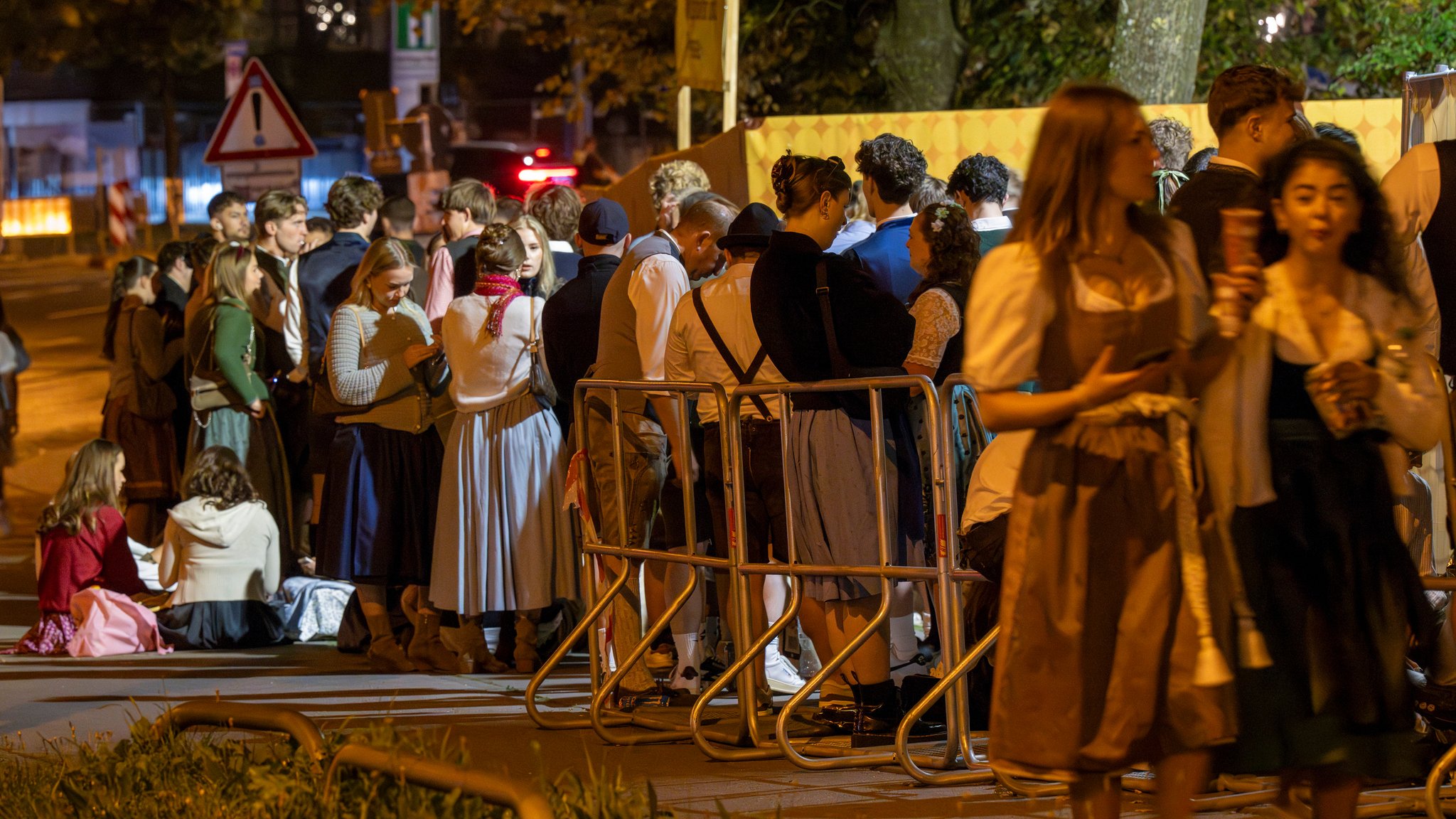20.09.2025, Bayern, München: Oktoberfestbesucher warten in den frühen Morgenstunden rund um das Festgelände auf den Einlass, der um 9 Uhr Beginnt. Ab dem 20. September heißt es wieder ·Ozapft is· zum Oktoberfest. Foto: Peter Kneffel/dpa +++ dpa-Bildfunk +++