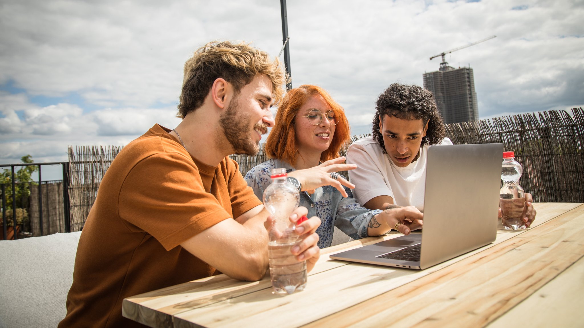 Junge Menschen der Generation Z vor einem Laptop