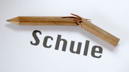 Zerbrochener Bleistift mit dem Schriftzug Schule | Bild:picture alliance / photothek | Thomas Imo