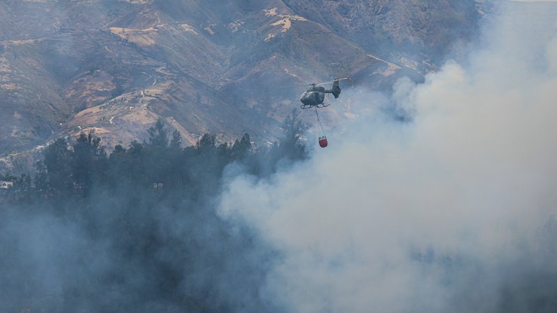Waldbrände in der Hauptstadt Ecuadors mit Löschflugzeug im September 2024 | Bild: picture alliance/dpa | Juan Diego Montenegro Waldbrände in der Hauptstadt Ecuadors mit Löschflugzeug im September 2024